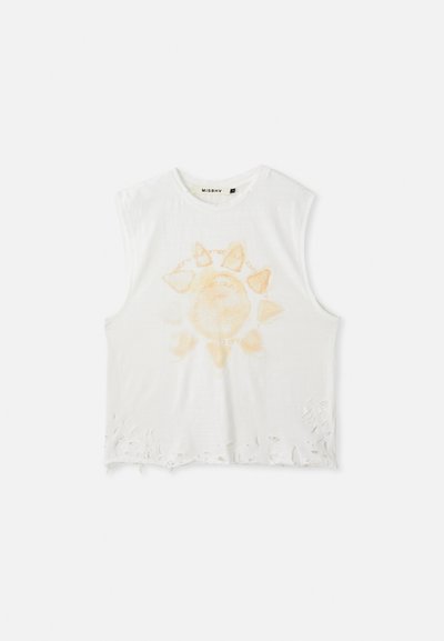 Hvid ærmeløs crop top med en distressed kant og solgrafik i lys orange samt tekstdetaljer, lavet af et blødt, tekstureret stof.