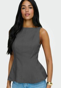 Grå peplum top med en struktureret design og tekstureret stof. Ærmeløs med firkantet udskæring, der har lodrette syninger.