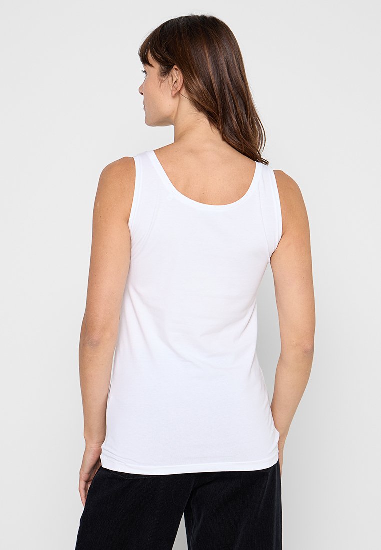 Weißes ärmelloses Tanktop mit einem runden Halsausschnitt, aus einem glatten, leichten Stoff gefertigt. Der Rücken ist schlicht und tailliert.