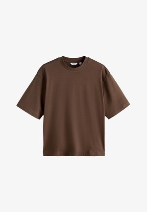 Braunes oversized T-Shirt mit Rundhalsausschnitt und kurzen Ärmeln mit geradem Saum auf weißem Hintergrund.