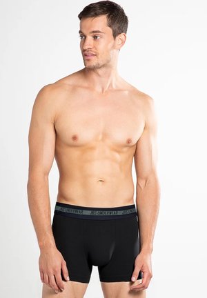 Sorte boksershorts med en grå elastisk kant, der har "JBS UNDERWEAR" trykt på. Blødt stof og en tætsiddende pasform, egnet til daglig brug.