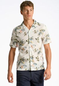 Camicia a maniche corte, con colletto, in tessuto leggero. Presenta un motivo floreale con foglie verdi e fiori arancioni, design con bottoni anteriori.