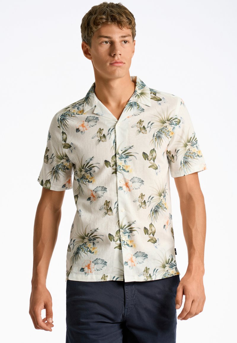 Camicia a maniche corte, con colletto, in tessuto leggero. Presenta un motivo floreale con foglie verdi e fiori arancioni, design con bottoni anteriori.