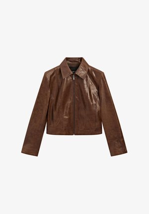 Bruine lederen cropped jas met een spitse kraag, ritssluiting en een gladde textuur met subtiele glans en naaddetails.