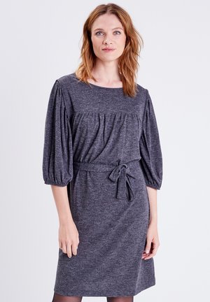 Abito grigio in maglia con scollatura rotonda, maniche a sbuffo, cintura in vita e corpetto arricciato. Tessuto liscio, design di lunghezza media.