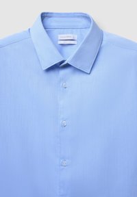Camicia slim-fit azzurro chiaro realizzata in tessuto testurizzato. Presenta un colletto a punta e cinque bottoni sul davanti. L'etichetta riporta "CALLIOPE."