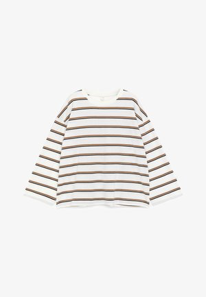 Chemise blanche à manches longues avec des rayures horizontales noires et brunes et un col rond, étalée à plat sur un fond blanc.