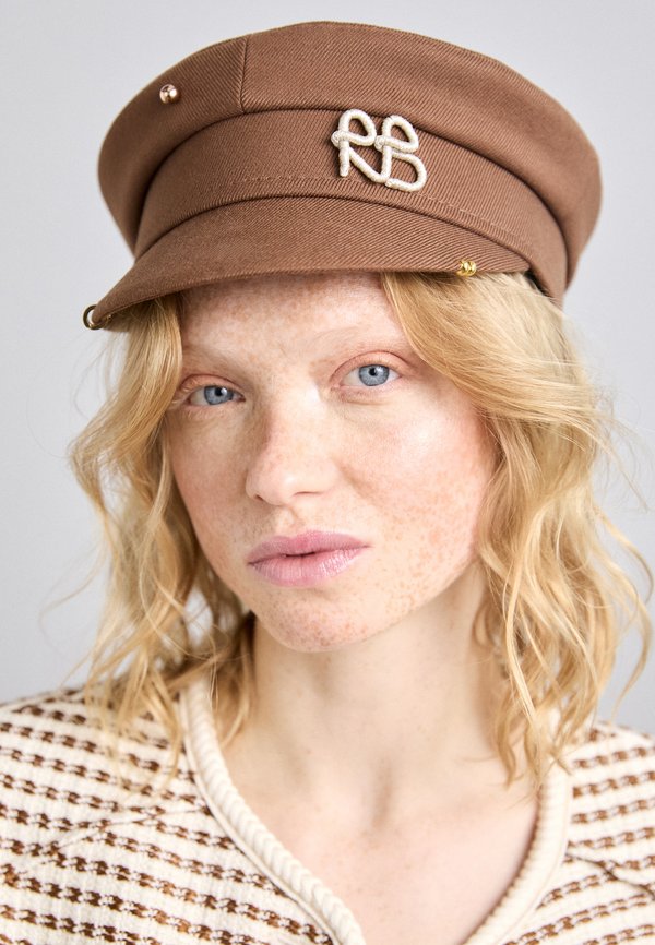 PIERCED PLAQUE BAKER BOY  - Beanie