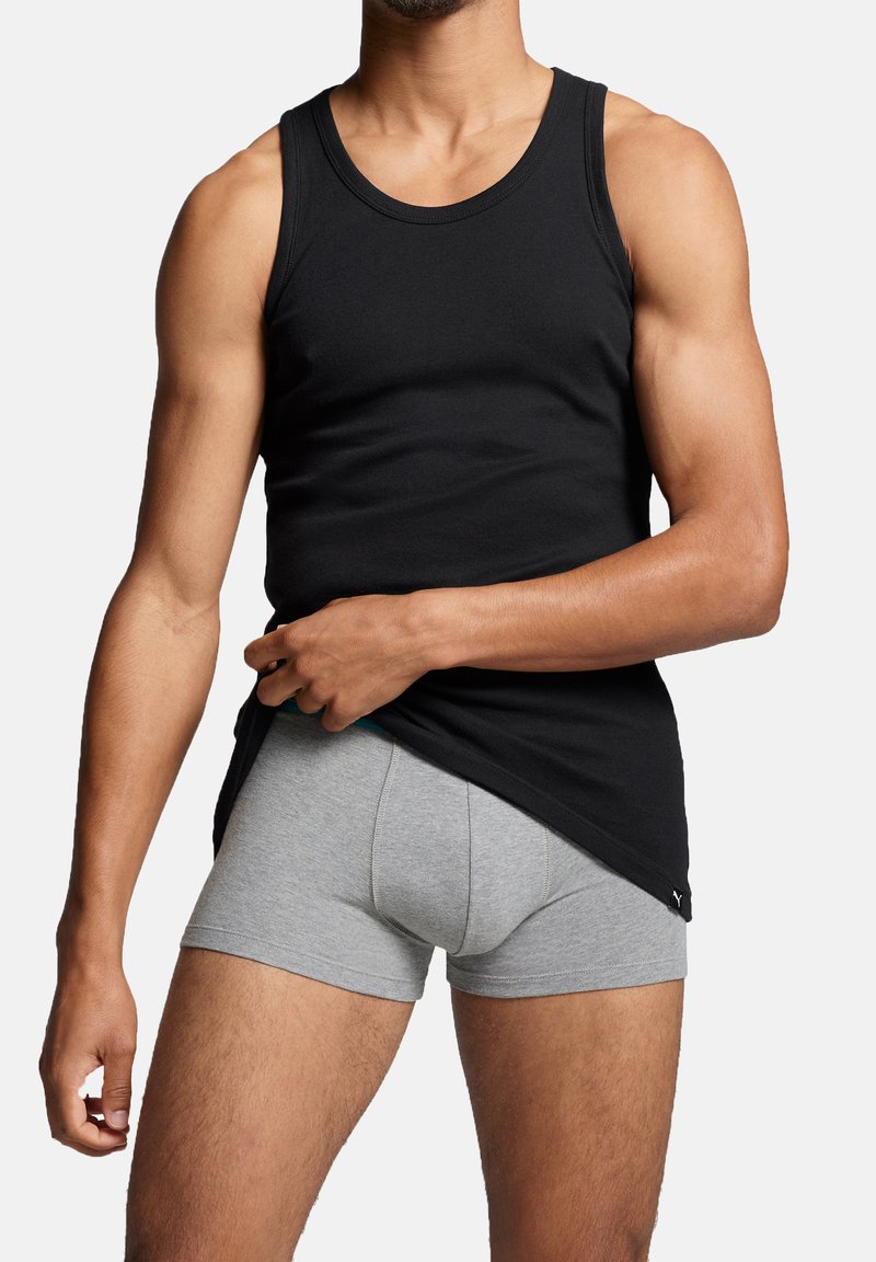Schwarzes Baumwoll-Top und graue Baumwoll-Boxershorts. Das Top hat einen runden Ausschnitt; die Boxershorts sitzen eng und haben einen gesteppten Bund.