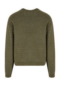 Olivově zelený pletený svetr s volným střihem, kulatým výstřihem a žebrovanými manžetami. Na zadní straně je jemný strukturovaný vzor.
