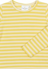 Tricou cu mânecă lungă în dungi galbene și albe, cu o textură ribbed și un decolteu rotund. Eticheta este vizibilă la guler, conținând informații despre mărime.