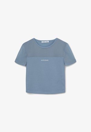 T-shirt a maniche corte, di colore azzurro chiaro, con una sezione superiore in rete e una frase stampata "fai per la trama" in bianco. Texture del tessuto liscia.