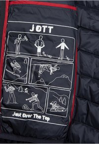 Interno di un piumino nero con illustrazioni a cartoni animati bianche che rappresentano attività all'aperto, bordato da un bordo rosso. Testo: "JOTT Just Over The Top."