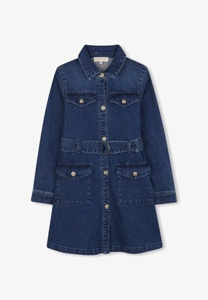 Donkerblauwe denim jurk met lange mouwen, knoopsluiting aan de voorkant, vier opgestikte zakken met kleppen en een taille met riem en metalen ringenluiting.