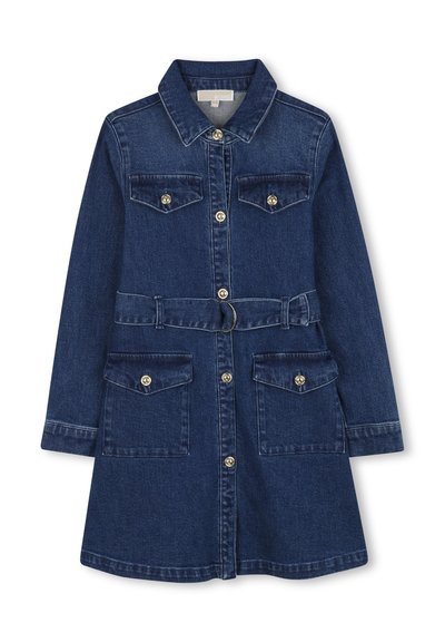 Robe en denim bleu foncé à manches longues, avec une fermeture à boutons, quatre poches à rabat et une taille ceinturée avec une boucle en métal.