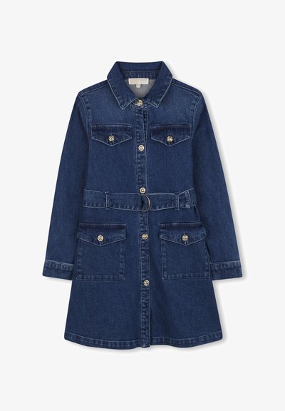 Robe en denim bleu foncé à manches longues, avec une fermeture à boutons, quatre poches à rabat et une taille ceinturée avec une boucle en métal.