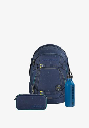 Dunkelblauer Rucksack aus strukturiertem Material mit bunten Tropfenmustern, gelben Akzenten, passendem Federmäppchen und blauer Wasserflasche.
