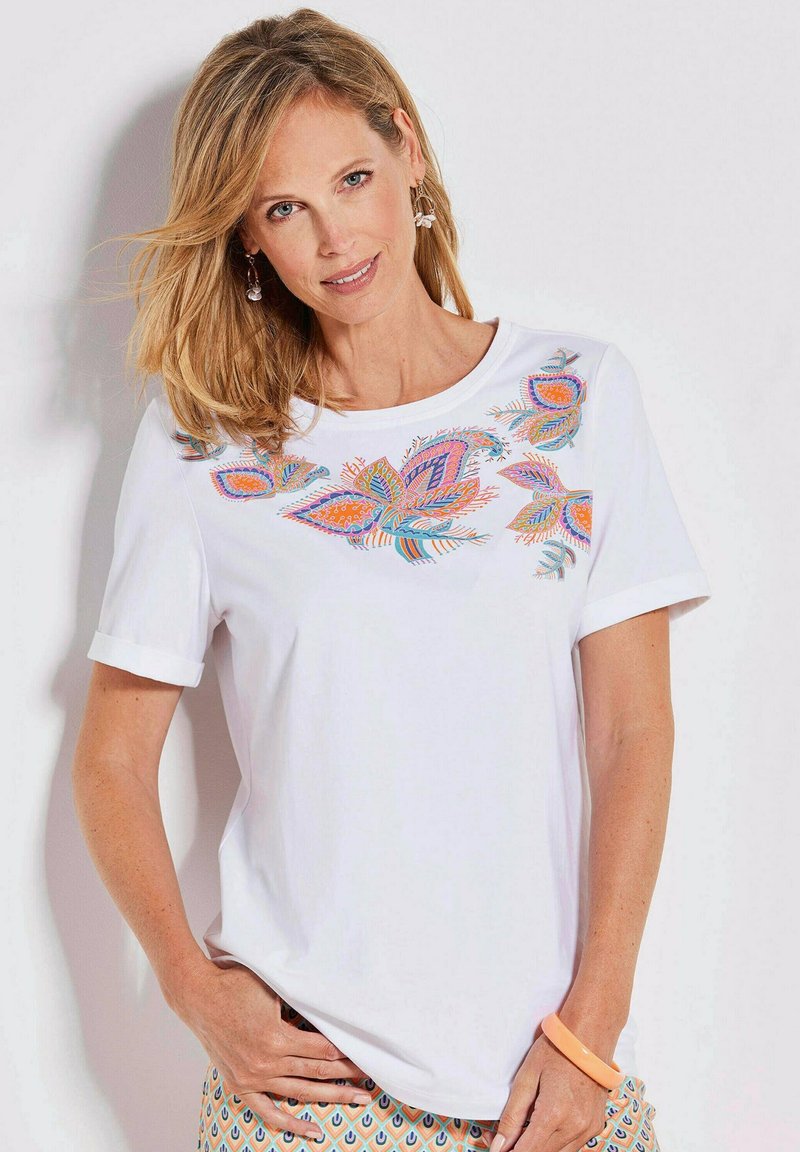 Witte t-shirt met korte mouwen, versierd met kleurrijke bloemborduurwerk op de borst, met een ronde halslijn en opgerolde mouw cuffs.