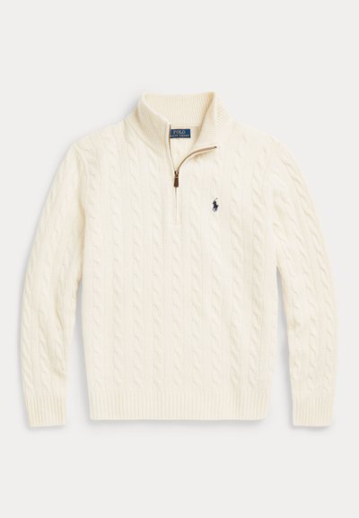Maglione crema lavorato a trecce con zip a un quarto, polsini e collo a coste, con piccolo logo scuro sul petto sinistro.