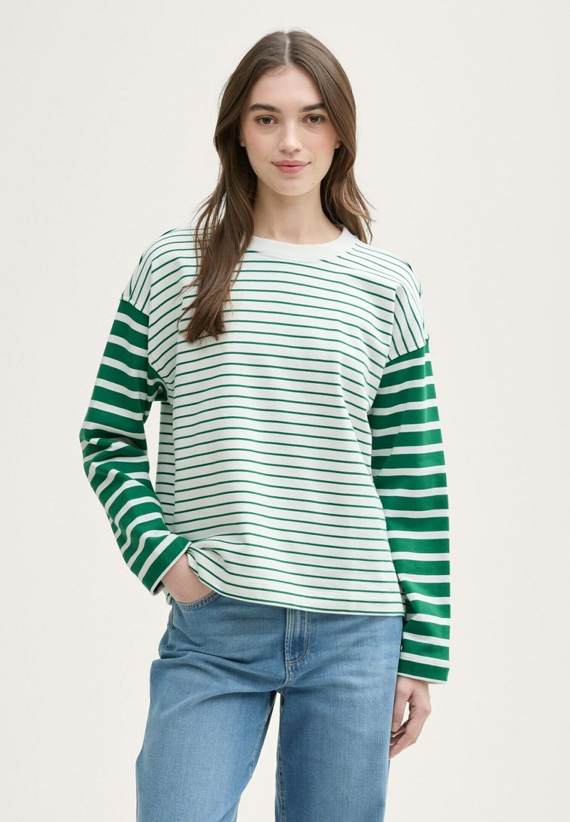 Camiseta de manga larga a rayas en blanco y verde, con franjas de diferentes anchos. Material de algodón suave, corte relajado, cuello redondo.