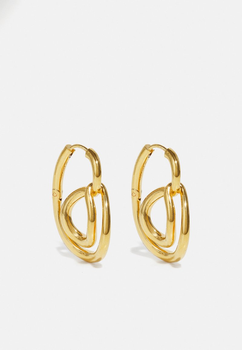 Zelta auskari ar savijumiem formas, ar pulētu apdari un gludu tekstūru, izstrādāti ar mūsdienīgu saites motīvu.