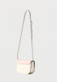 Δερμάτινη τσάντα ώμου σε κρεμ και απαλό ροζ χρώμα, με καμπύλο σχήμα, λεία υφή και ρυθμιζόμενο λουρί. Διαθέτει σχέδιο με μπλοκ χρωμάτων.