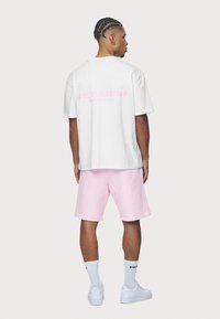 Pegador COLNE LOGO TEE - Apdrukāts T-krekls - white/bubblegum
