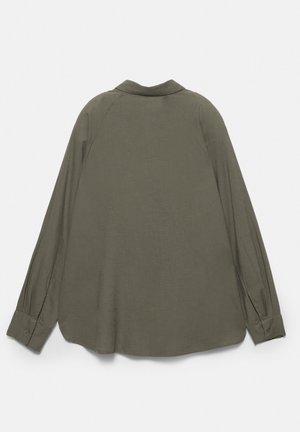 Hosszú ujjú, olívazöld, galléros ing gombos, hátulnézet, fehér felületen lefektetve.