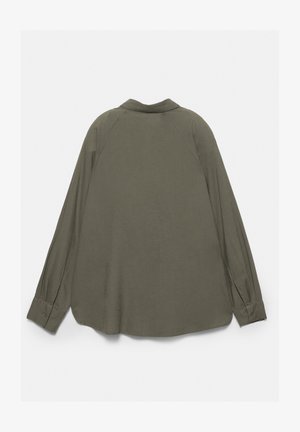 Camicia verde oliva a maniche lunghe con bottoni e colletto, vista da dietro, distesa su una superficie bianca.