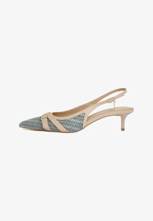 Scarpa décolleté con tacco kitten, punta a punta e cinturino slingback con cinturini intrecciati grigi e beige e una piccola fibbia sul cinturino alla caviglia.