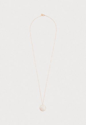 Jemná zlatá retiazka s tenkým okrúhlym bielym príveskom, umiestneným na jednoduchom svetlom pozadí.