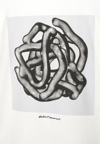 Bílé tričko s černým abstraktním designem propletených tvarů s texturovaným vzhledem. Text níže zní "Abstraktní pohyb."
