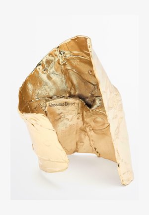 Gouden abstracte sculptuur met een getextureerd oppervlak, met kreukels en plooien. Toont het merk "Massimo Dutti" aan de binnenkant.