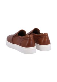 Braune Leder-Sneaker mit abgerundeter Zehenpartie, elastischen Seitenpaneelen und weißen Gummisohlen. Sie zeichnen sich durch minimale Nähte und eine glatte Textur aus.