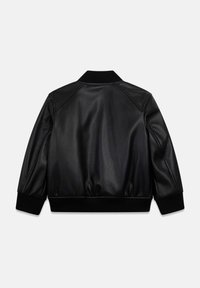Czarna skórzana kurtka bomberka z prążkowanym kołnierzem i mankietami, charakteryzująca się gładką fakturą i lekko marszczonym designem talii.