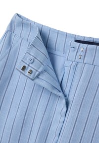 Pantalones a rayas azul claro con una tela texturizada, que presentan un cierre de botón y gancho de metal. Incluye una solapa y cremallera para el cierre.