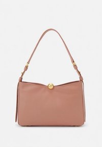 Sac à main en cuir rose avec une texture lisse, un sommet arrondi et une fermeture circulaire en or. Il comprend une seule bandoulière pour le porter à l'épaule.