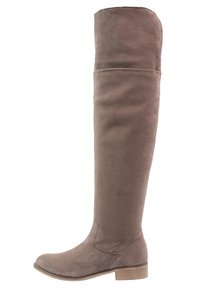 Bota de ante taupe hasta la rodilla con punta redondeada, textura suave y tacón bajo de madera; presenta un diseño holgado en la parte superior.