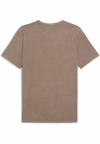 Brun bomulds t-shirt med en afslappet pasform, korte ærmer og rund halsudskæring. Stoffet har en let tekstureret, slidt finish.