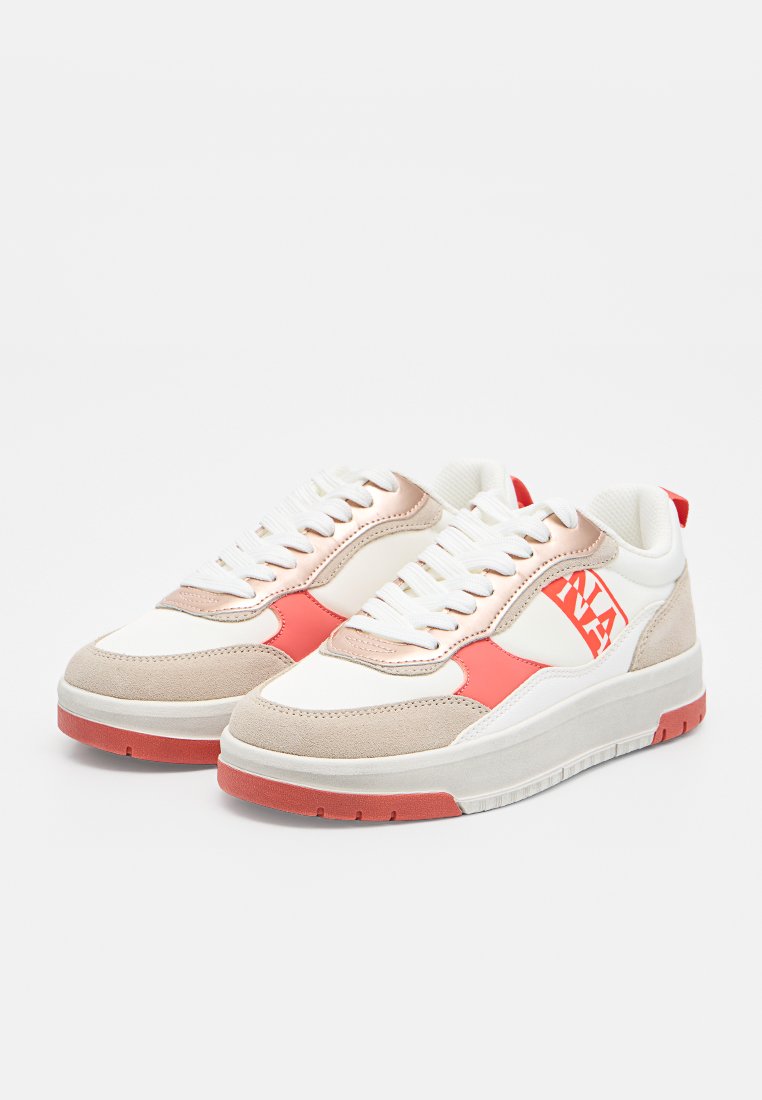 Par de zapatillas blancas, beige y coral con cordones blancos y un logo con patrón coral en los laterales, exhibidas sobre un fondo blanco.