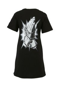 T-shirt noir avec un graphisme de mains en prière, ornées de perles et d'un pendentif en forme de cœur. Manches courtes et coupe classique.