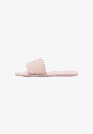 Slip-On-Sandale in zartem Rosa mit strukturierter Riemen- und Sohlengestaltung, flaches Design für den lässigen Gebrauch.
