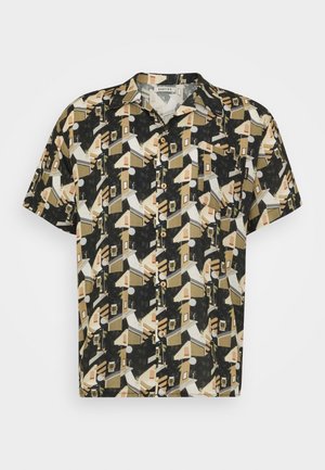 Camisa de botones de manga corta con un patrón geométrico en negro, crema y oliva. La tela parece ligera y transpirable.