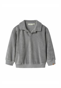 Pullover grigio chiaro in felpa morbida, dotato di collo a polo, polsini a costine e un piccolo patch con logo vicino all'orlo.