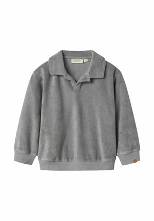 Sweatshirt léger gris clair en polaire douce, doté d'un col, de poignets côtelés et d'un petit patch logo près de l'ourlet.
