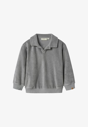 Pullover grigio chiaro in felpa morbida, dotato di collo a polo, polsini a costine e un piccolo patch con logo vicino all'orlo.