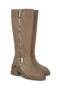 Botas de ante taupe hasta la rodilla con cremallera lateral, acentos en hardware plateado, un tacón grueso y una suela de goma texturizada.