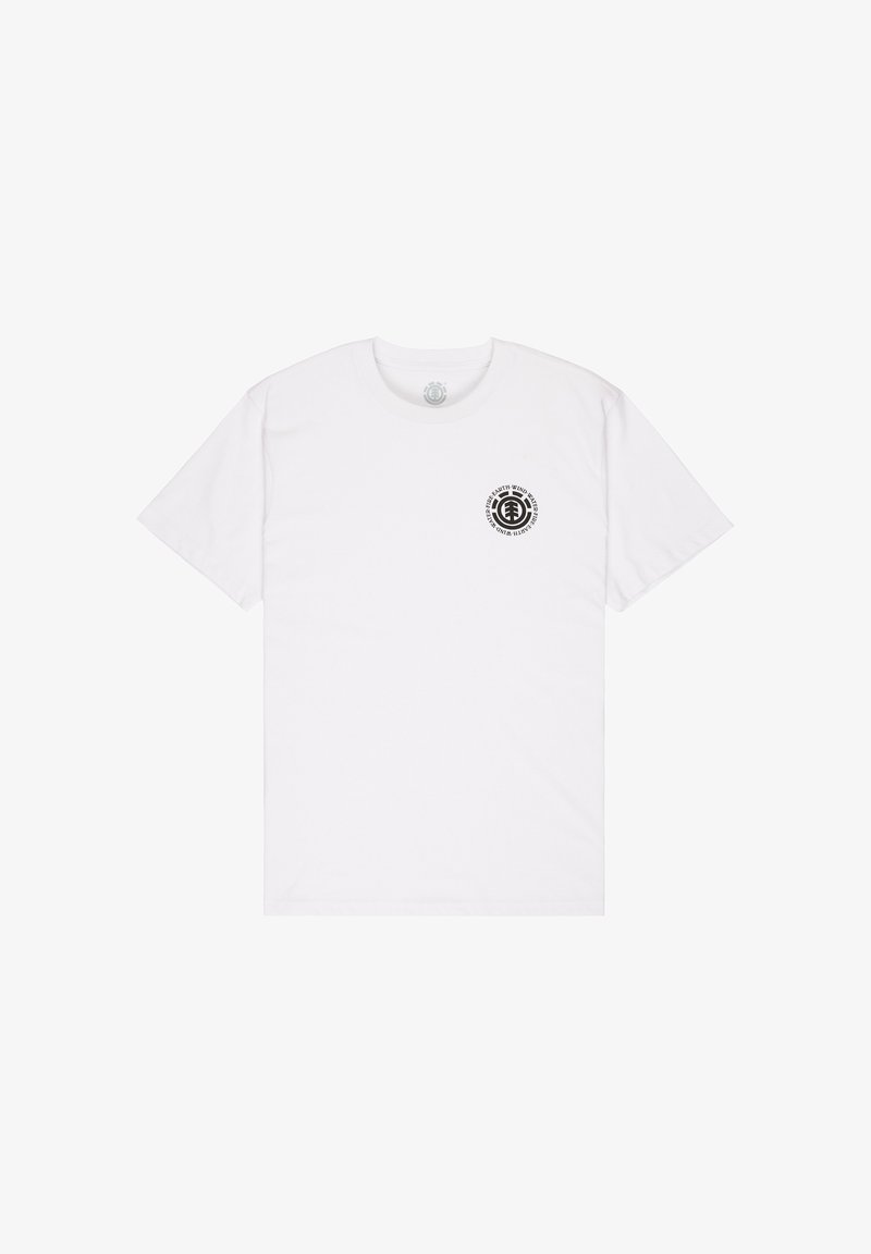 Biele tričko s krátkym rukávom a malým čiernym kruhovým logom na ľavej strane hrudníka s nápisom "Earth Wind Fire" okolo štýlizovaného symbolu stromu.