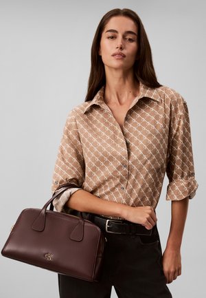 Calvin Klein, CALVIN KLEIN MONOGRAM HARDWARE BOWLING BAG - Bolso de mano - fudge