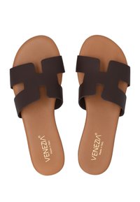 Brune gummisandaler med dekorativ udskæringsdesign, der har en glat beige fodseng og guld "Venezia" branding.
